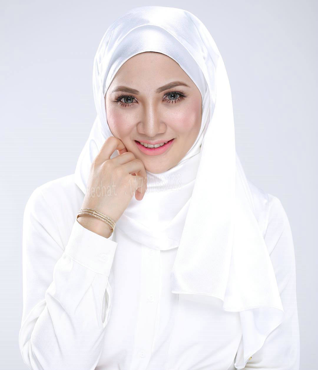 Elegant Satin Imitation Silk Shawl – Lightweight Ladies Headscarf